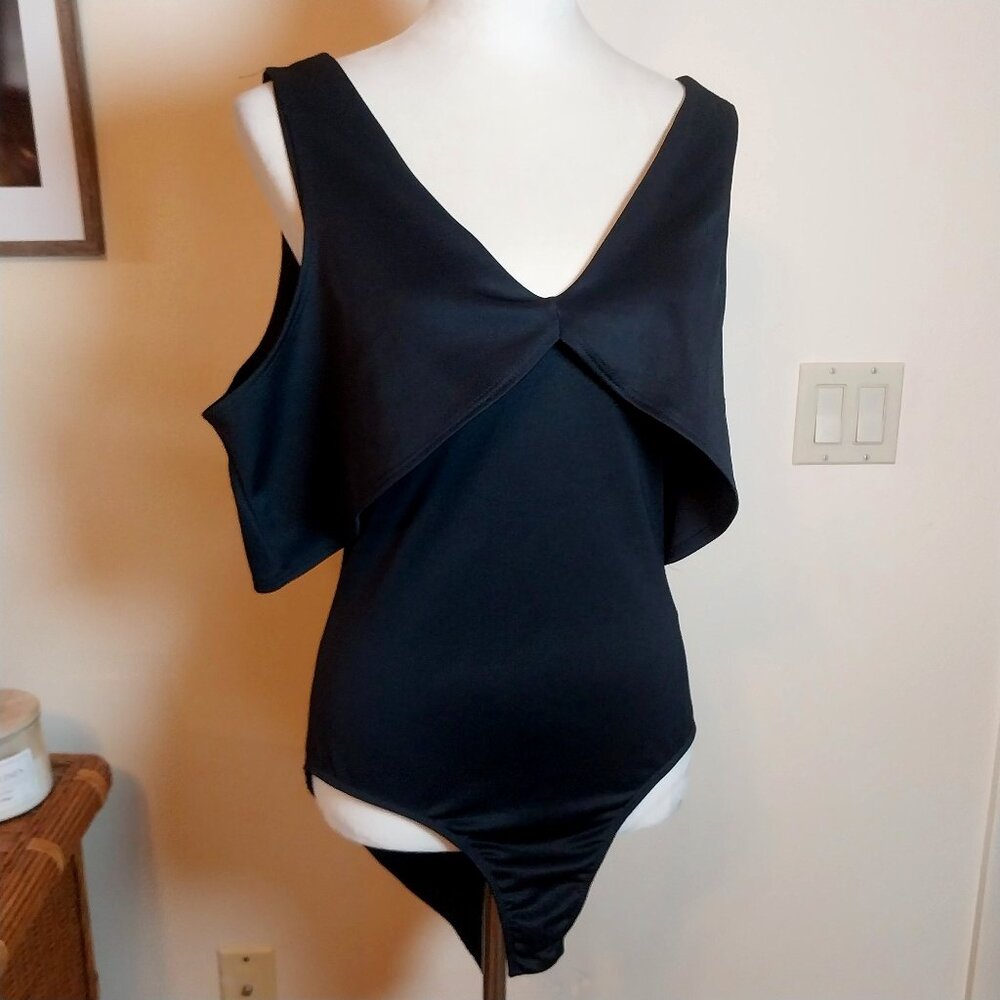 CHARLOTTE RUSSE BLACK COLD SHOULDER CAPELET V NECK SNAP CROTCH SIZE L BODYSUIT
